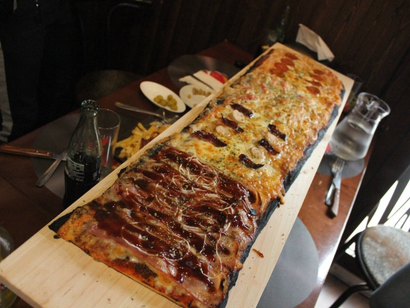 La pizza de metro del Prat 