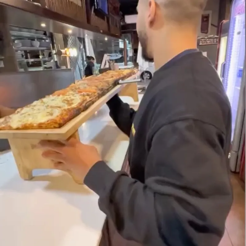 Acompáñanos a llevar nuestra pizza de un metro #pizza #pizzalover #instagram # 