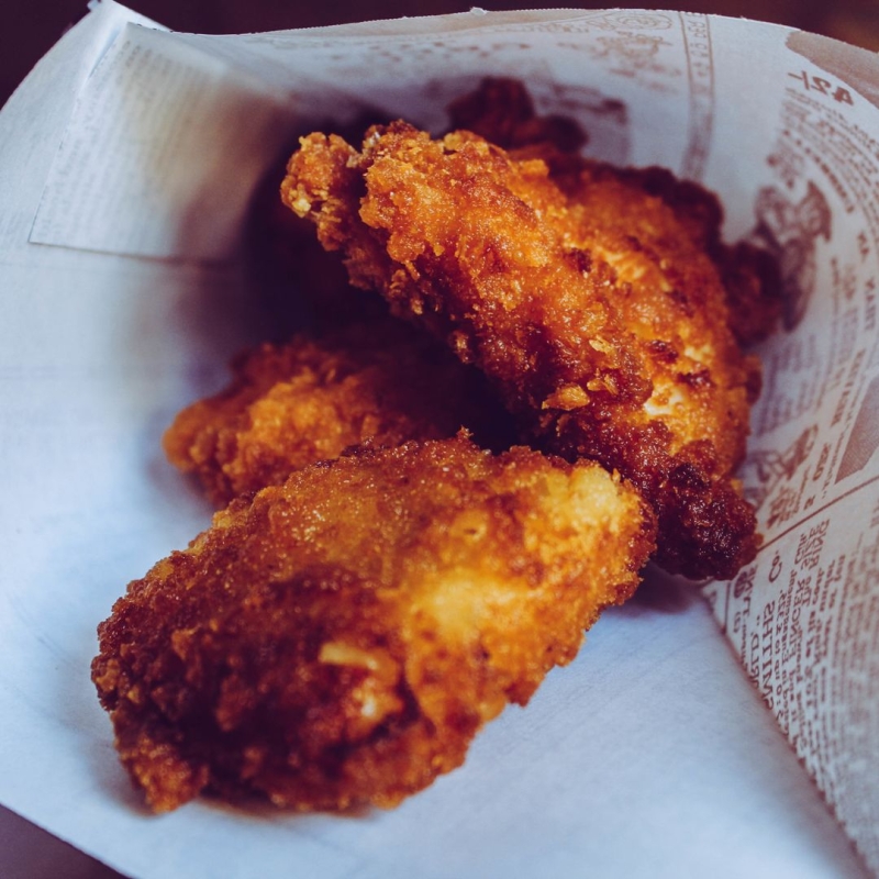 Deliciosos crujientes de pollo, acompañados de salsa barbacoa 