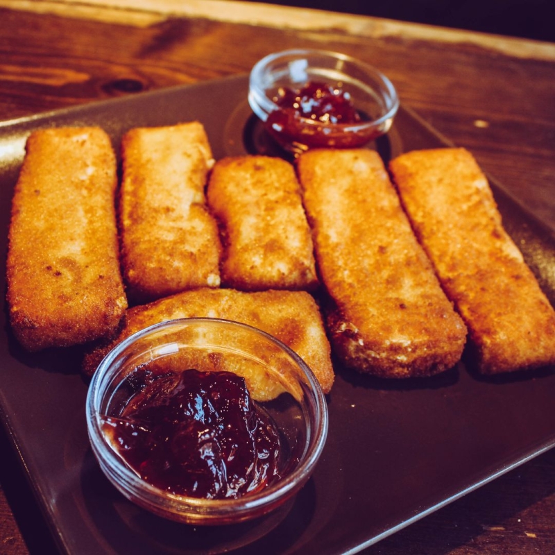Deliciosa tapa que no te puedes perder, queso camember rebozado con mermelada de 