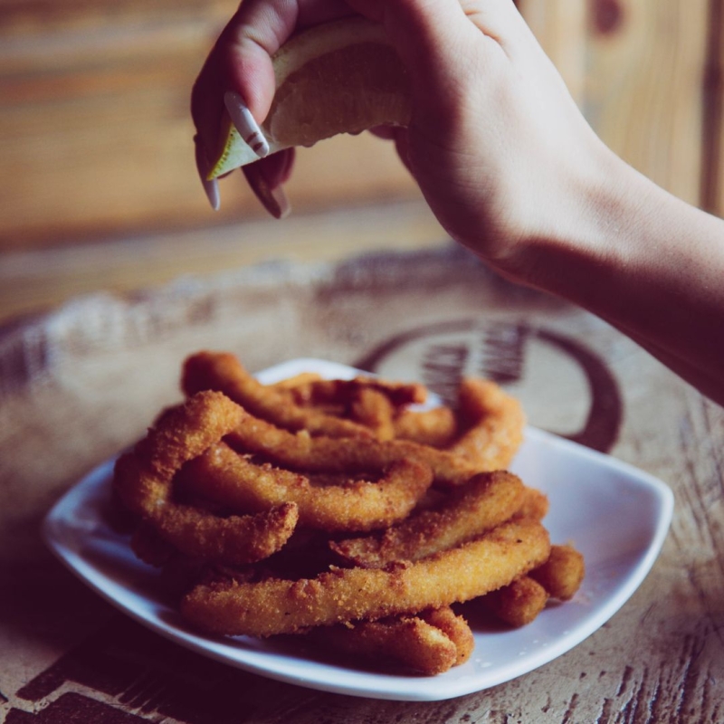 ¿Alguien dijo tapas? Nos encanta compartir unas tapas ricas y los chocos con li 