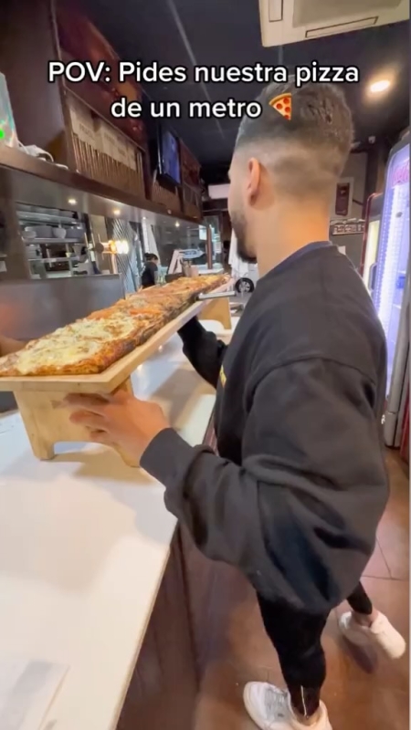 Acompáñanos a llevar nuestra pizza de un metro #pizza #pizzalover #instagram # 